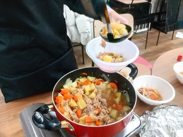 大阪にあるフリースクール、クラーク国際中等部大阪天王寺キャンパス、調理実習の様子、肉じゃが、