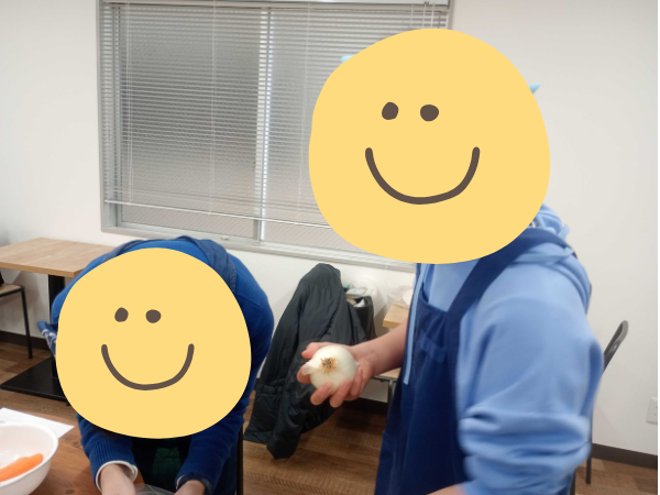 大阪にあるフリースクール、クラーク国際中等部大阪天王寺キャンパス、調理実習の様子、肉じゃが、