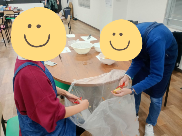 大阪にあるフリースクール、クラーク国際中等部大阪天王寺キャンパス、調理実習の様子、肉じゃが、