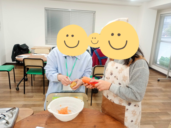 大阪にあるフリースクール、クラーク国際中等部大阪天王寺キャンパス、調理実習の様子、肉じゃが、