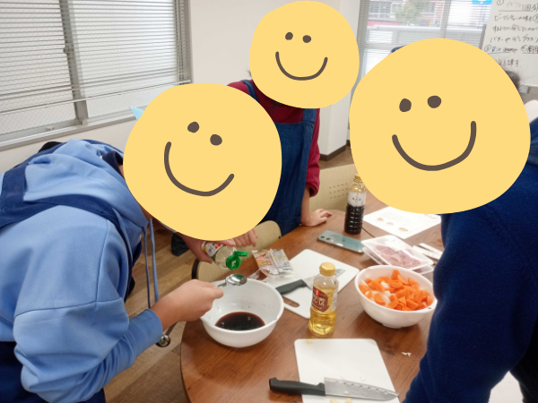 大阪にあるフリースクール、クラーク国際中等部大阪天王寺キャンパス、調理実習の様子、肉じゃが、