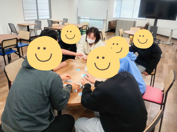 大阪にあるフリースクール、クラーク国際中等部大阪天王寺キャンパス、フリータイムの様子、カードゲーム、ＵＮＯ、Ｉｔｏ、ウノ、イト、