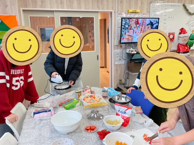 静岡にあるフリースクール、クラーク国際中等部静岡キャンパスのクリスマス会の様子、クラーク国際中等部静岡キャンパスのケーキ作りの様子