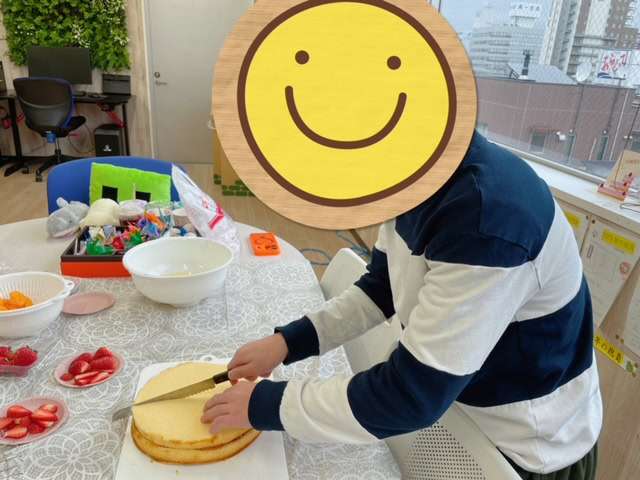 静岡にあるフリースクール、クラーク国際中等部静岡キャンパスのクリスマス会の様子、クラーク国際中等部静岡キャンパスのケーキ作りの様子