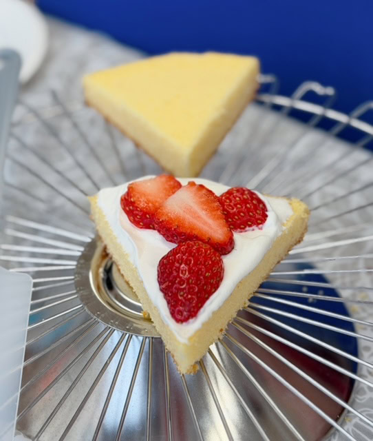 静岡にあるフリースクール、クラーク国際中等部静岡キャンパスのクリスマス会の様子、クラーク国際中等部静岡キャンパスのケーキ作りの様子