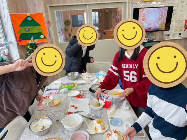静岡にあるフリースクール、クラーク国際中等部静岡キャンパスのクリスマス会の様子
