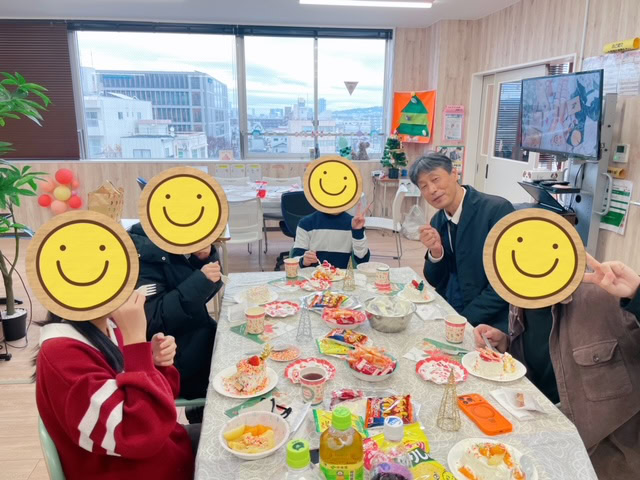 静岡にあるフリースクール、クラーク国際中等部静岡キャンパスのクリスマス会の様子