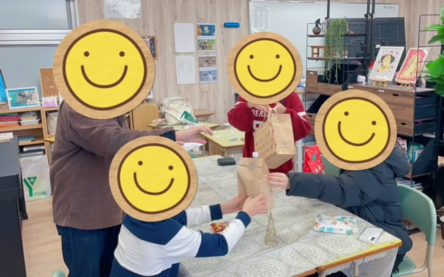 静岡にあるフリースクール、クラーク国際中等部静岡キャンパスのクリスマス会の様子