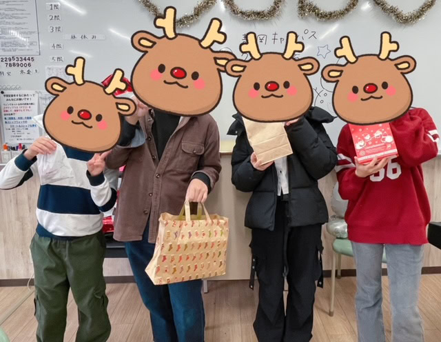 静岡にあるフリースクール、クラーク国際中等部静岡キャンパスのクリスマス会の様子