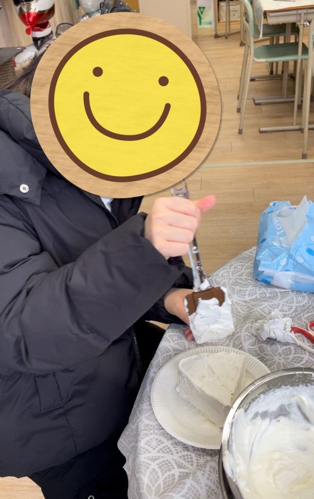 静岡にあるフリースクール、クラーク国際中等部静岡キャンパスのクリスマス会の様子、クラーク国際中等部静岡キャンパスのケーキ作りの様子