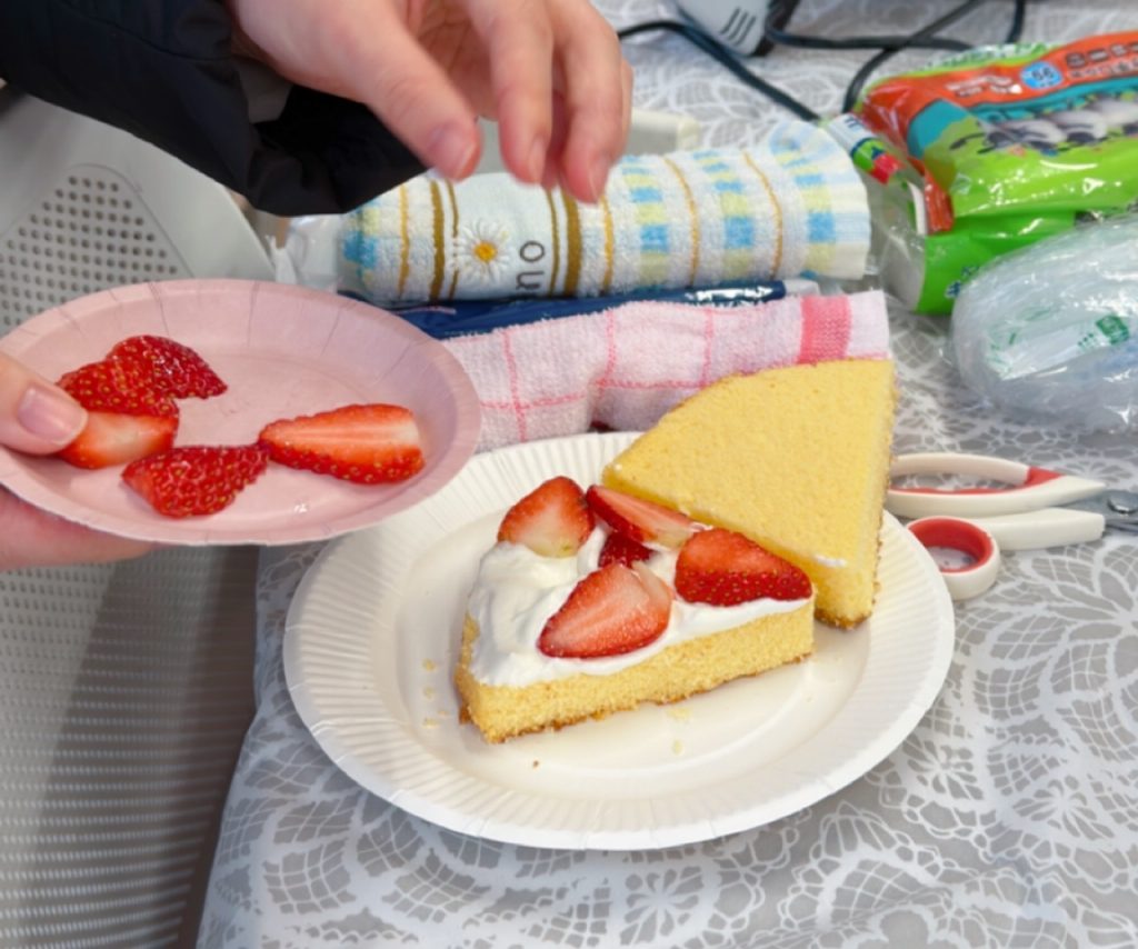 静岡にあるフリースクール、クラーク国際中等部静岡キャンパスのクリスマス会の様子、クラーク国際中等部静岡キャンパスのケーキ作りの様子