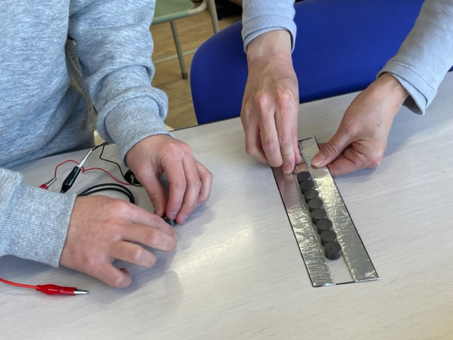 静岡にあるフリースクール、クラーク国際中等部静岡キャンパスの理科の授業