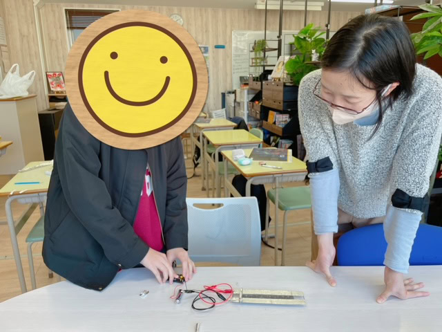 静岡にあるフリースクール、クラーク国際中等部静岡キャンパスの理科の授業