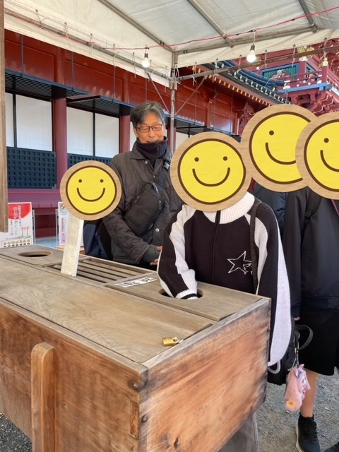 静岡にあるフリースクール、クラーク国際中等部静岡キャンパスの初詣の様子