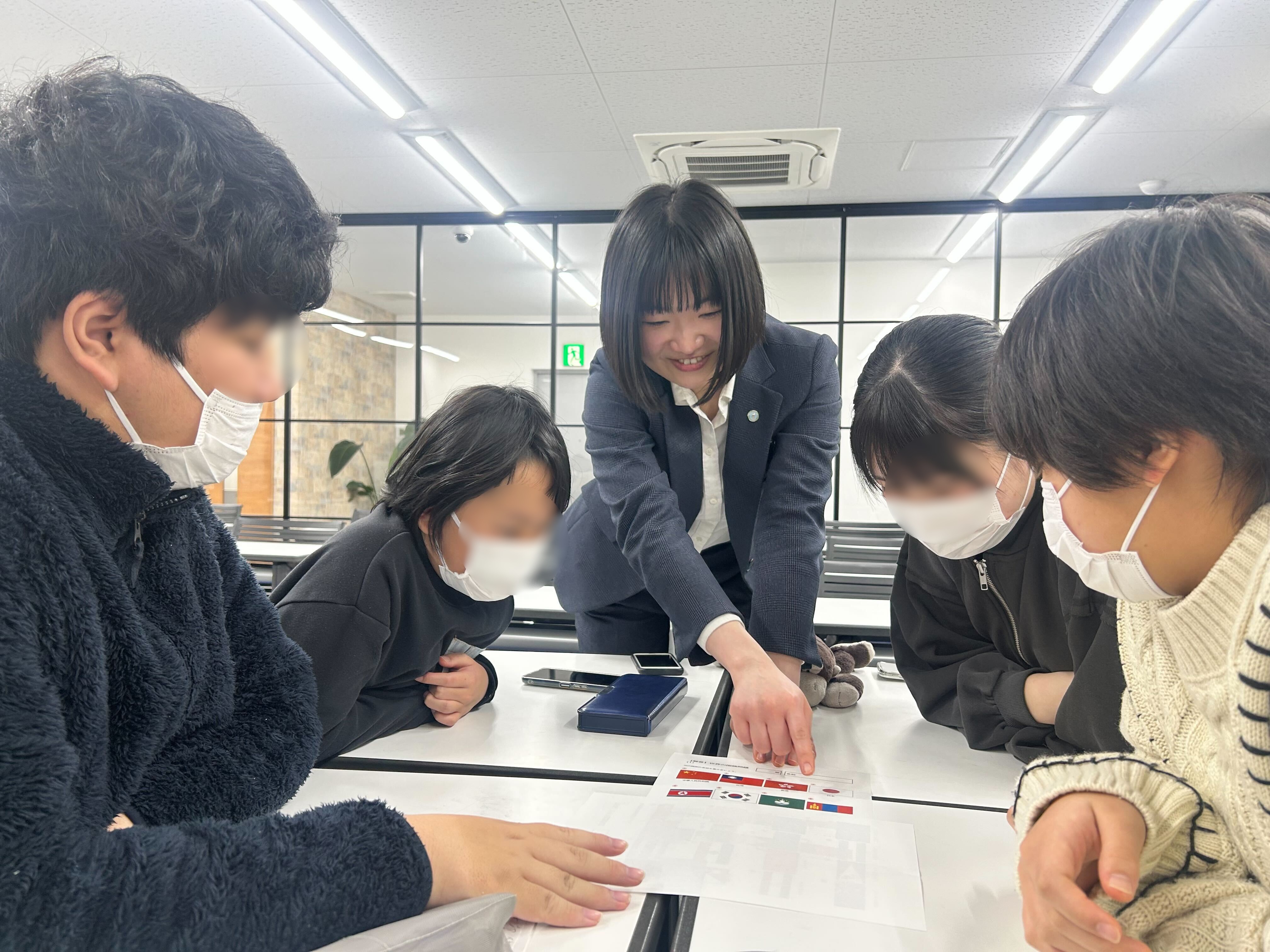 埼玉県所沢市にあるフリースクール、クラーク国際中等部所沢キャンパスで行った社会の授業の様子