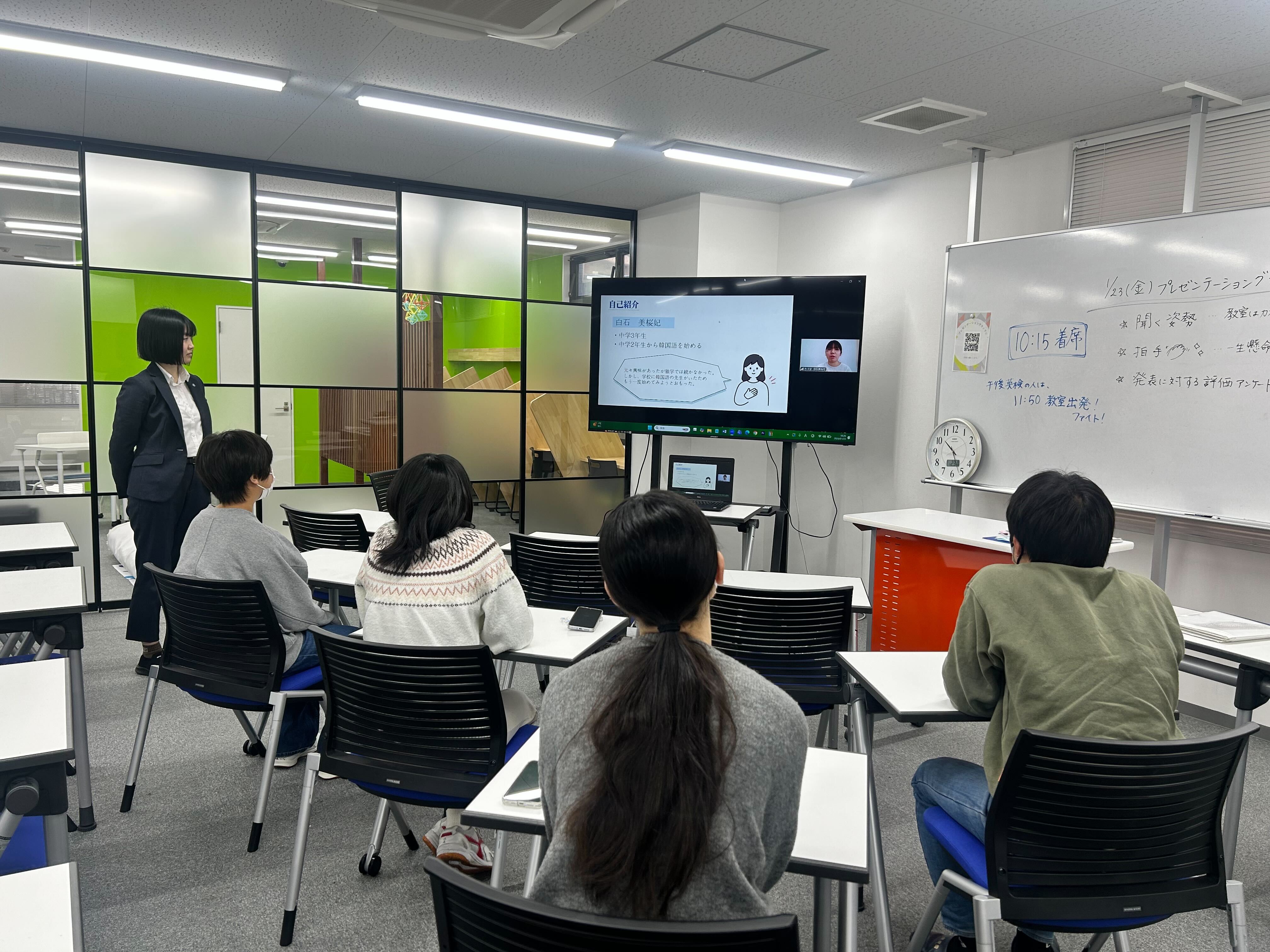 埼玉県所沢市にあるフリースクール、クラーク国際中等部所沢キャンパスで行われた、探究発表会の全国大会の様子