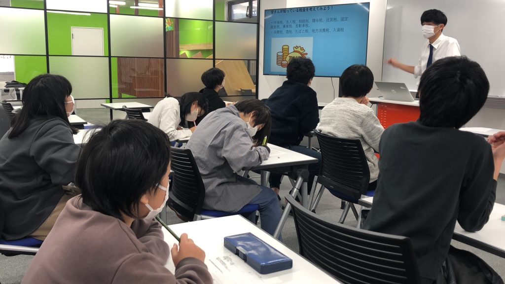 埼玉県所沢市にあるフリースクール、クラーク国際中等部所沢キャンパスで行われた社会の授業の様子