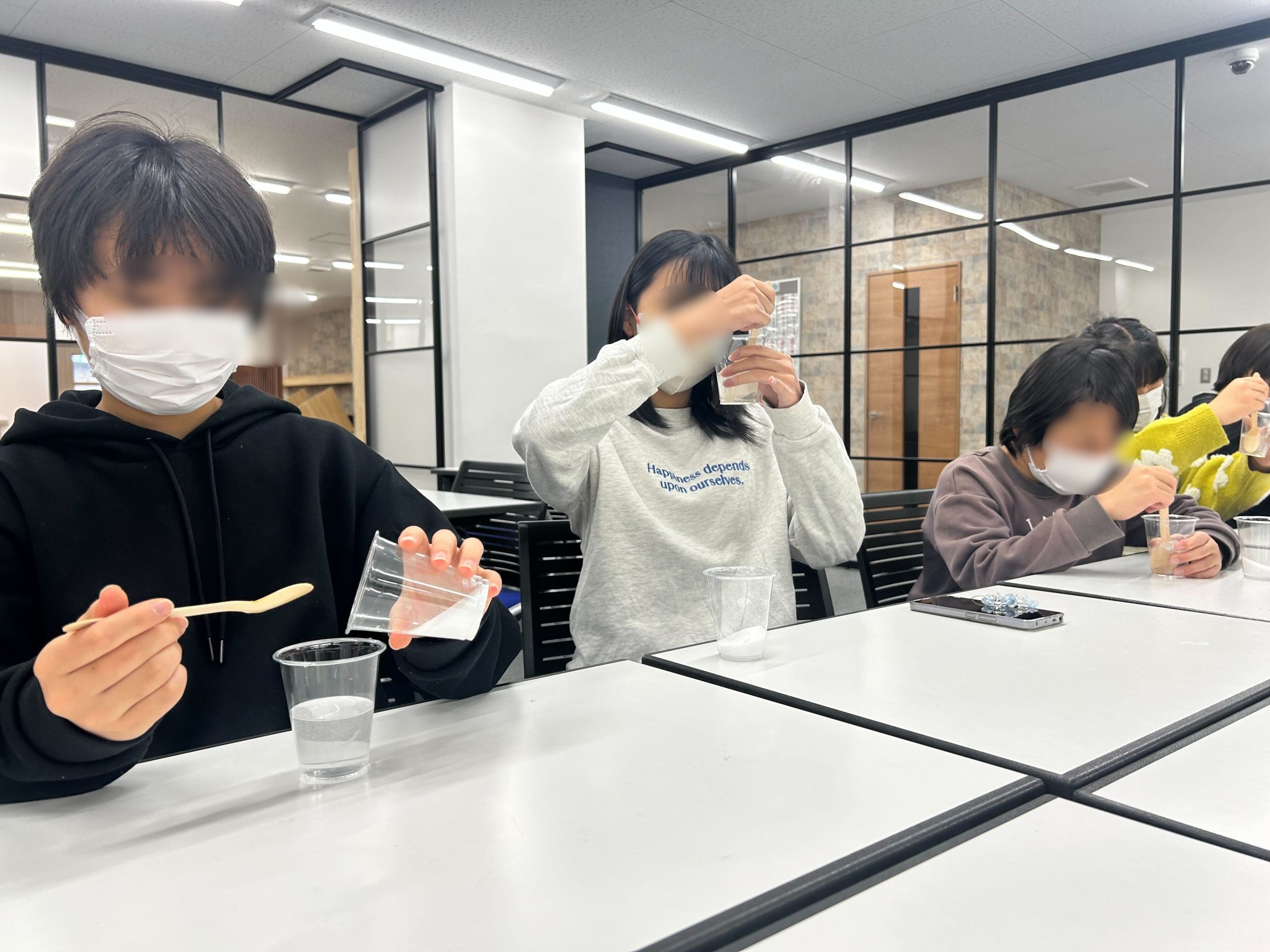 埼玉県所沢市にあるフリースクール、クラーク国際中等部所沢キャンパスで行ったスーパーボール作りの様子