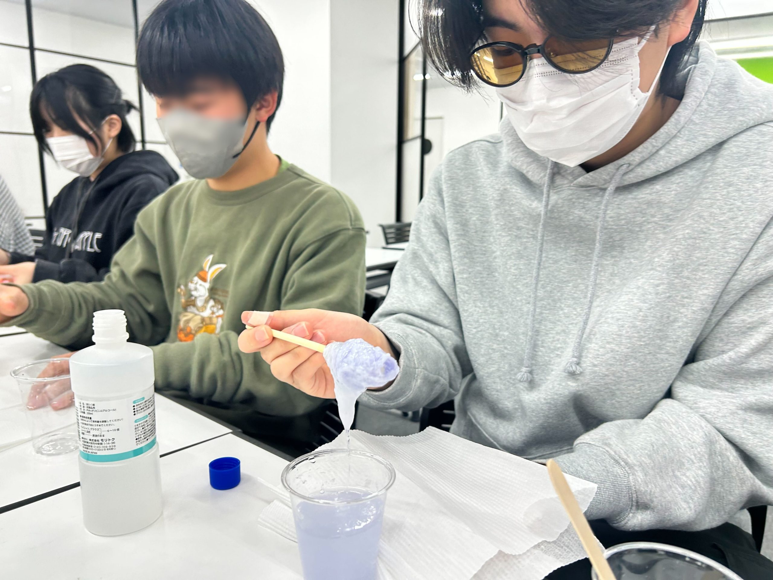 埼玉県所沢市にあるフリースクール、クラーク国際中等部所沢キャンパスで行ったスーパーボール作りの様子