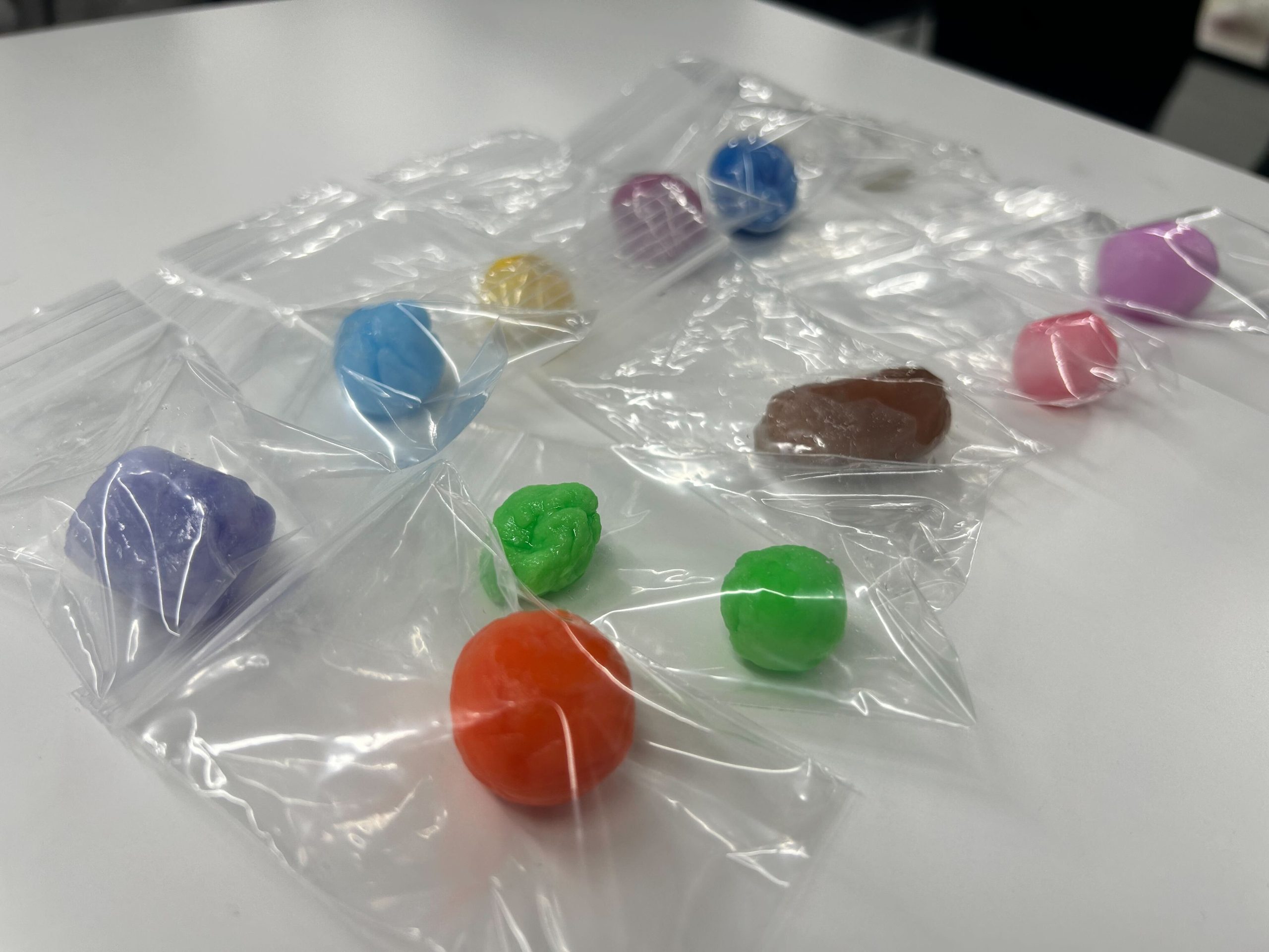 埼玉県所沢市にあるフリースクール、クラーク国際中等部所沢キャンパスで行ったスーパーボール作りの様子