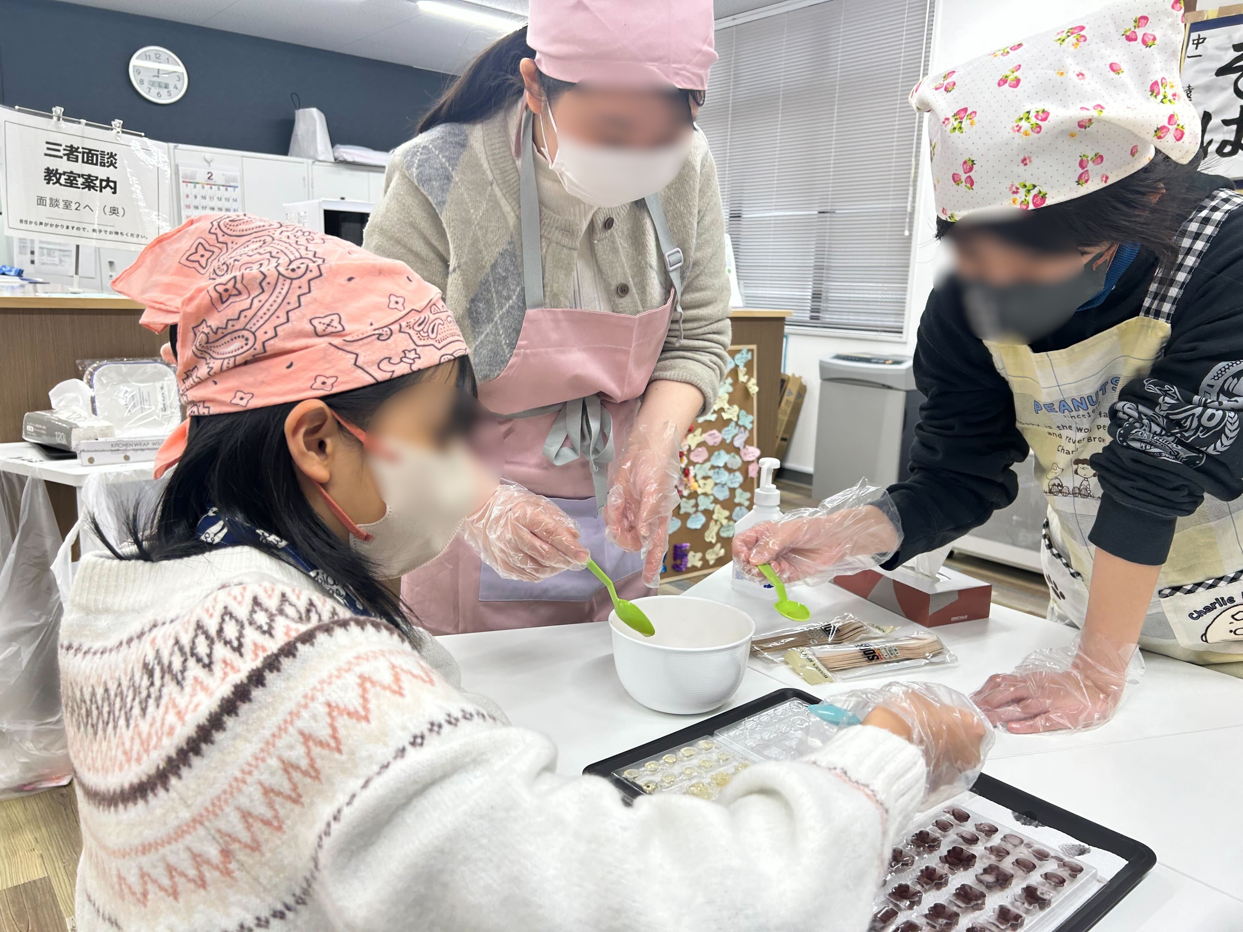 埼玉県所沢市にあるフリースクール、クラーク国際中等部所沢キャンパスで行ったバレンタイン調理実習の様子