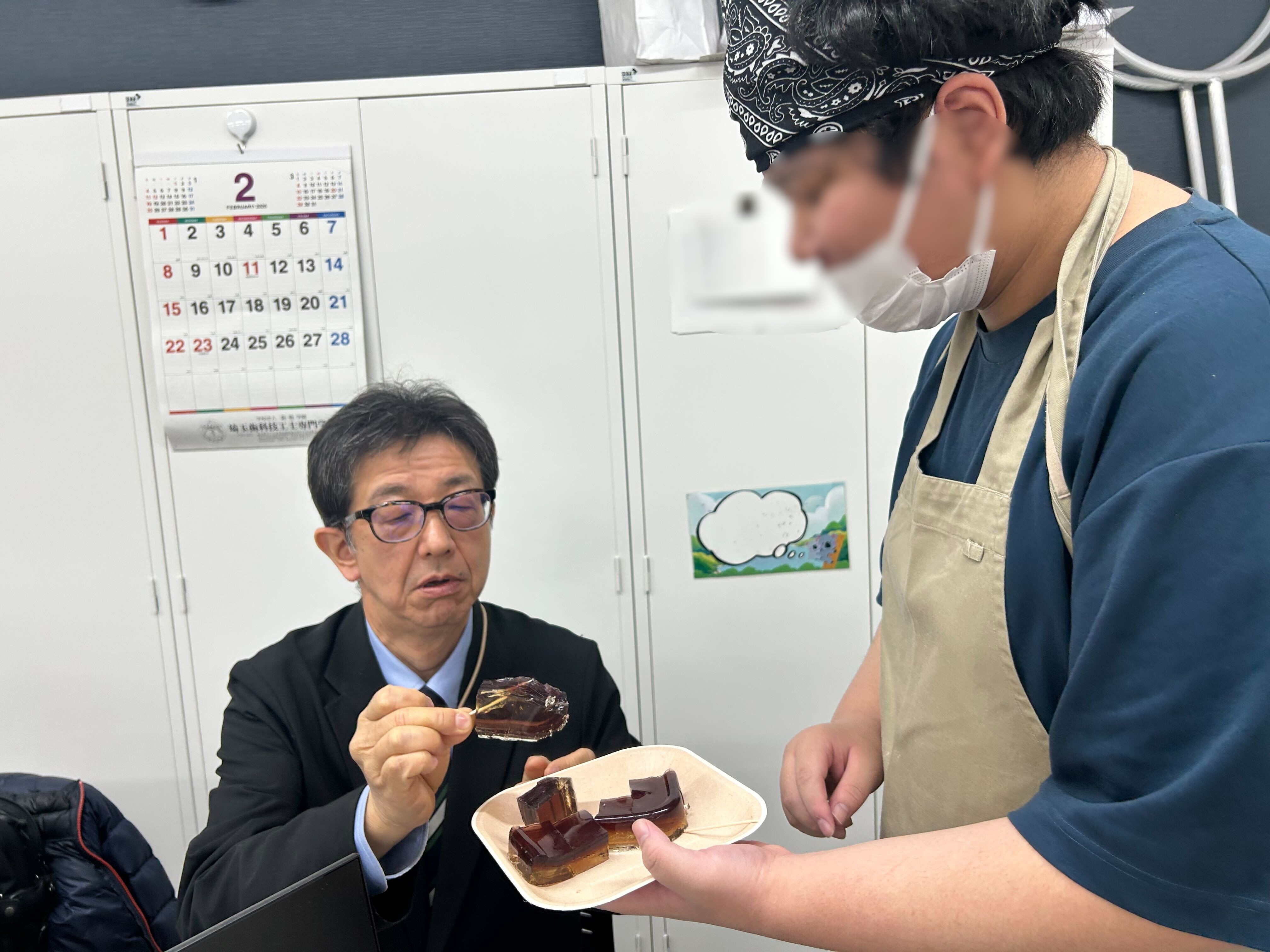 埼玉県所沢市にあるフリースクール、クラーク国際中等部所沢キャンパスで行ったバレンタイン調理実習の様子