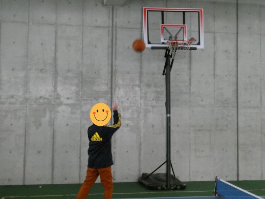 兵庫県にあるフリースクール、クラーク国際中等部芦屋キャンパスの体育の授業の様子