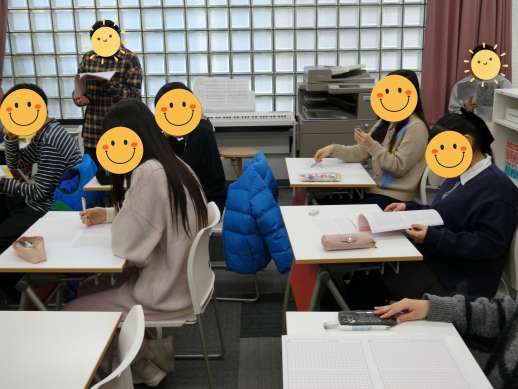 兵庫県にあるフリースクール、クラーク国際中等部芦屋キャンパスのHRの授業の様子