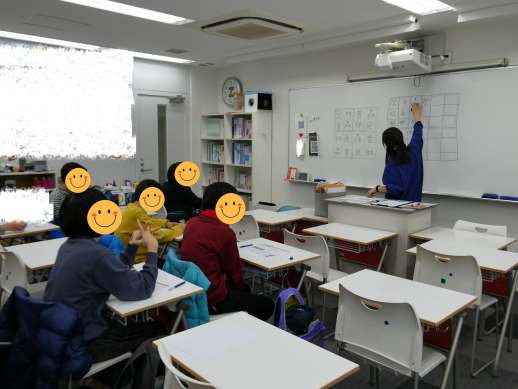 兵庫県にあるフリースクール、クラーク国際中等部芦屋キャンパスの国語の授業の様子