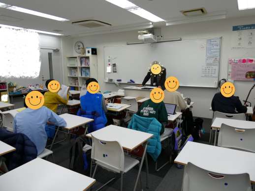 兵庫県にあるフリースクール、クラーク国際中等部芦屋キャンパスのHRの授業の様子