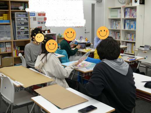 兵庫県にあるフリースクール、クラーク国際中等部芦屋キャンパスのピア製作の授業の様子