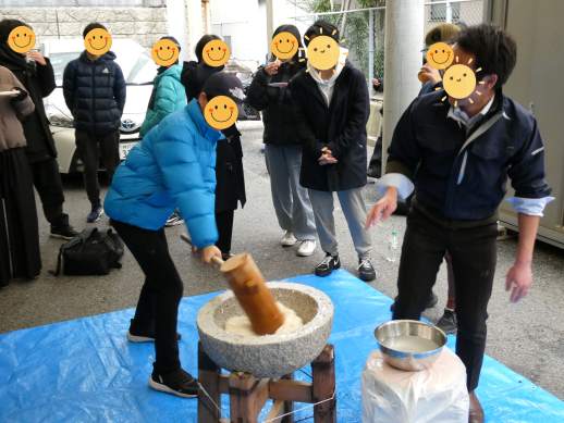 兵庫県にあるフリースクール、クラーク国際中等部芦屋キャンパスのHRの様子