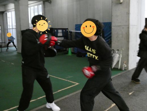 兵庫県にあるフリースクール、クラーク国際中等部芦屋キャンパスの体育の授業の様子