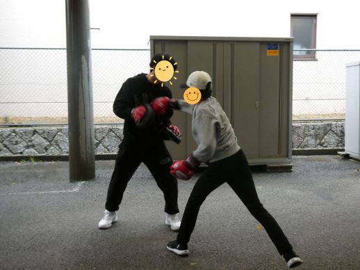 兵庫県にあるフリースクール、クラーク国際中等部芦屋キャンパスの体育の授業の様子