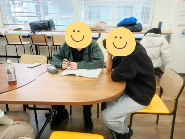 大阪にあるフリースクール、クラーク国際中等部大阪天王寺キャンパス、学習の様子、歴史の授業、自律学習、