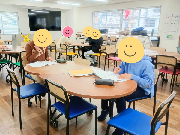 大阪にあるフリースクール、クラーク国際中等部大阪天王寺キャンパス、学習の様子、歴史の授業、自律学習、