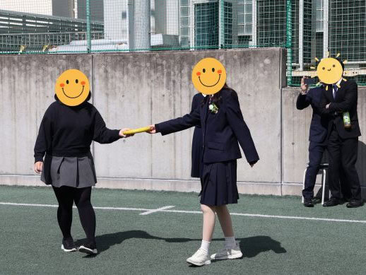 兵庫県にあるフリースクール、クラーク国際中等部芦屋キャンパスの卒業式の様子