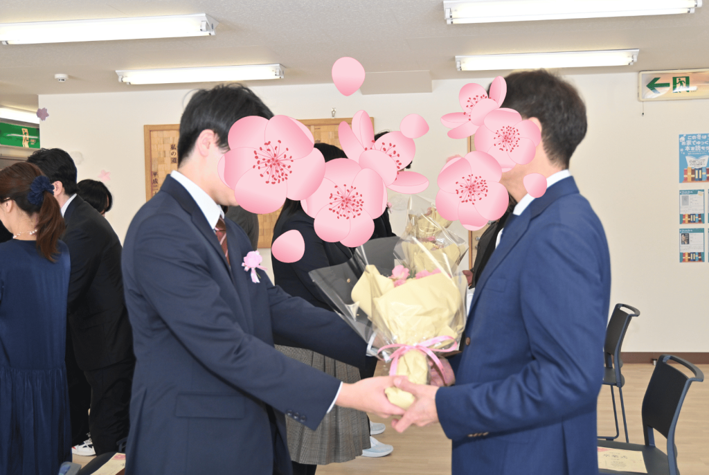 生徒から保護者へ花束贈呈