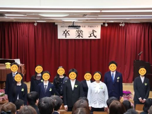 兵庫県にあるフリースクール、クラーク国際中等部芦屋キャンパスの卒業式の様子