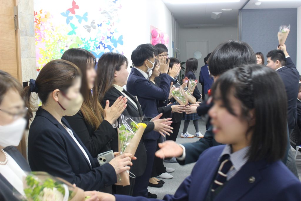 埼玉県所沢市にあるフリースクール、クラーク国際中等部所沢キャンパスの卒業式の様子