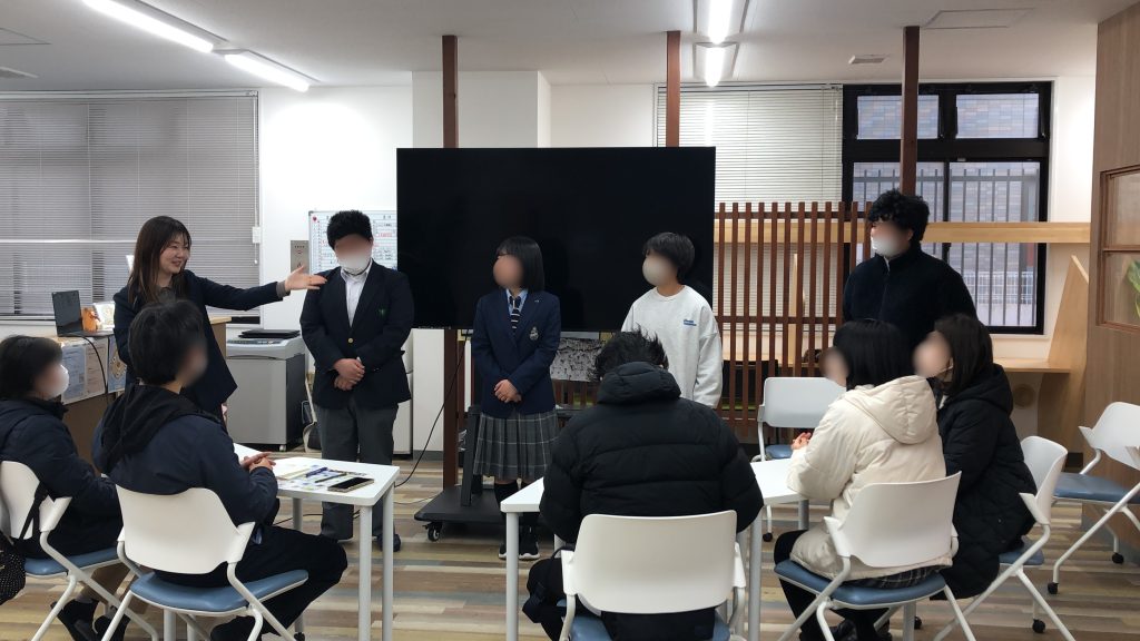 埼玉県所沢市にあるフリースクール、クラーク国際中等部所沢キャンパスで行った学校説明会の様子