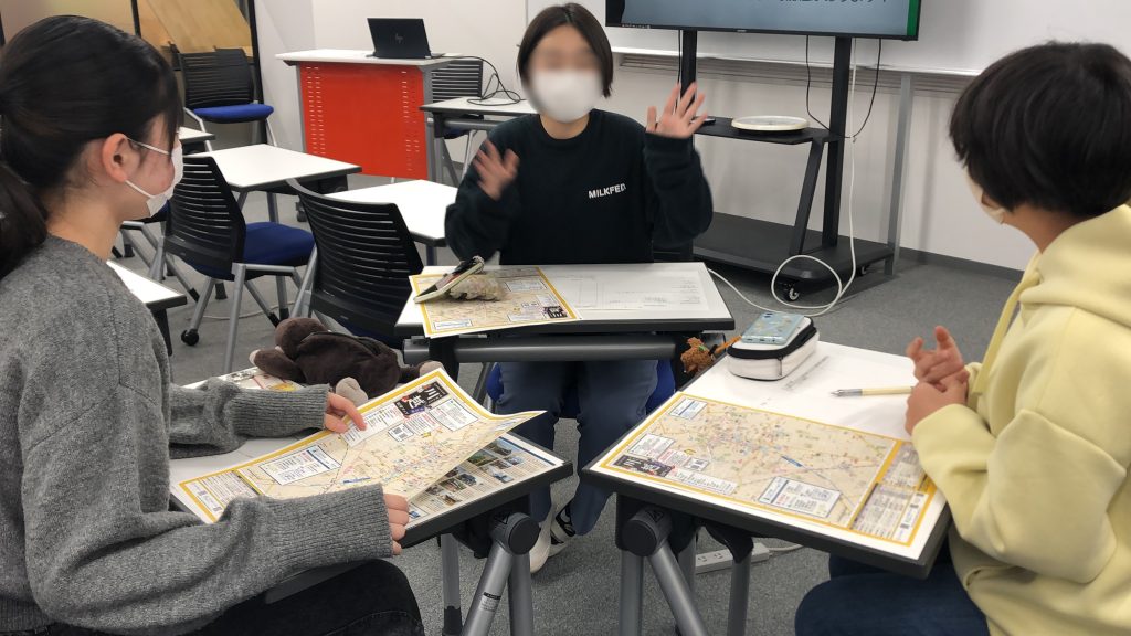 埼玉県所沢市にあるフリースクール、クラーク国際中等部所沢キャンパスで行った卒業遠足の事前学習の様子