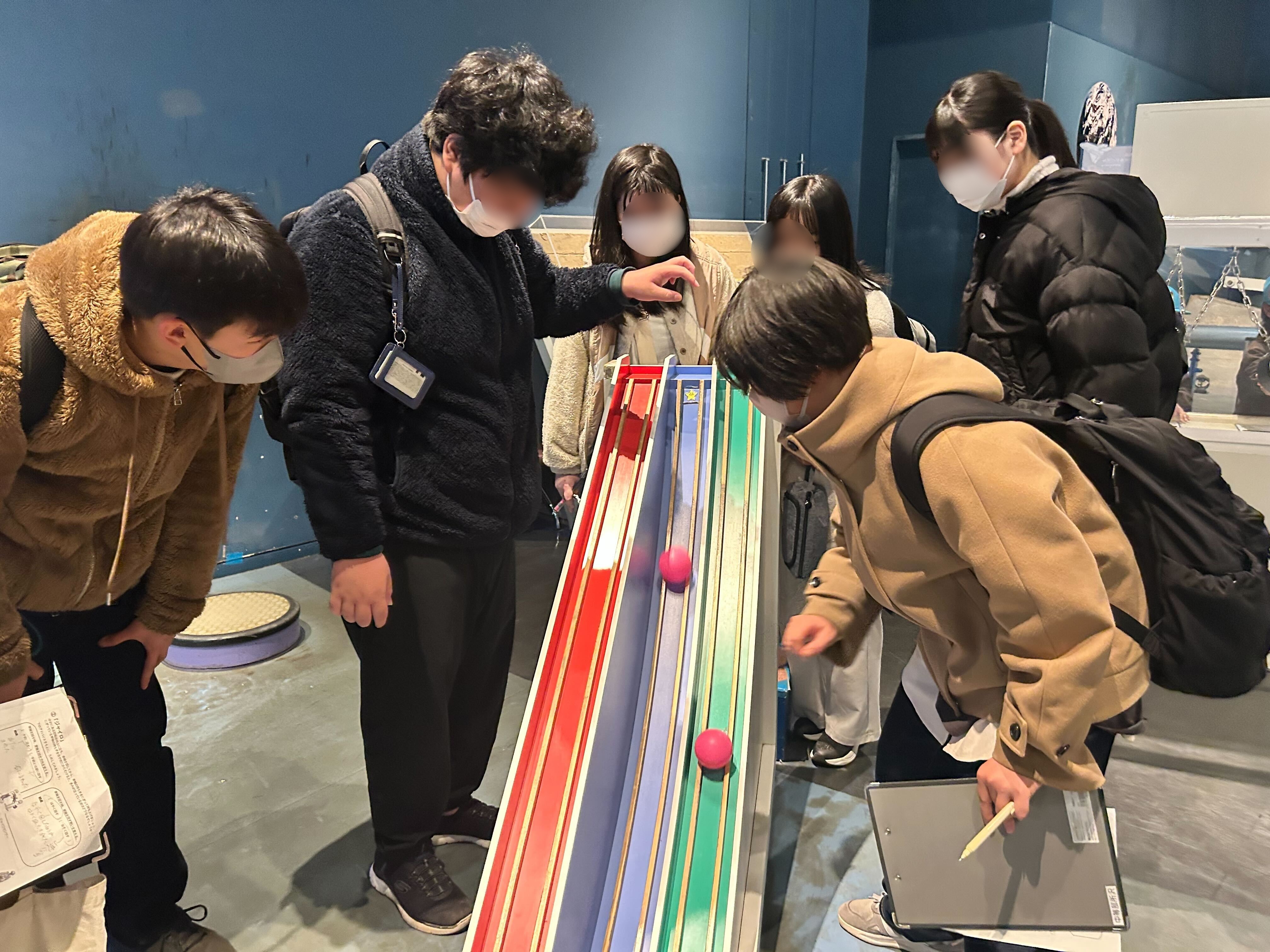 埼玉県にあるフリースクール、クラーク国際中等部所沢キャンパスで行われた、多摩六都科学館校外学習の様子