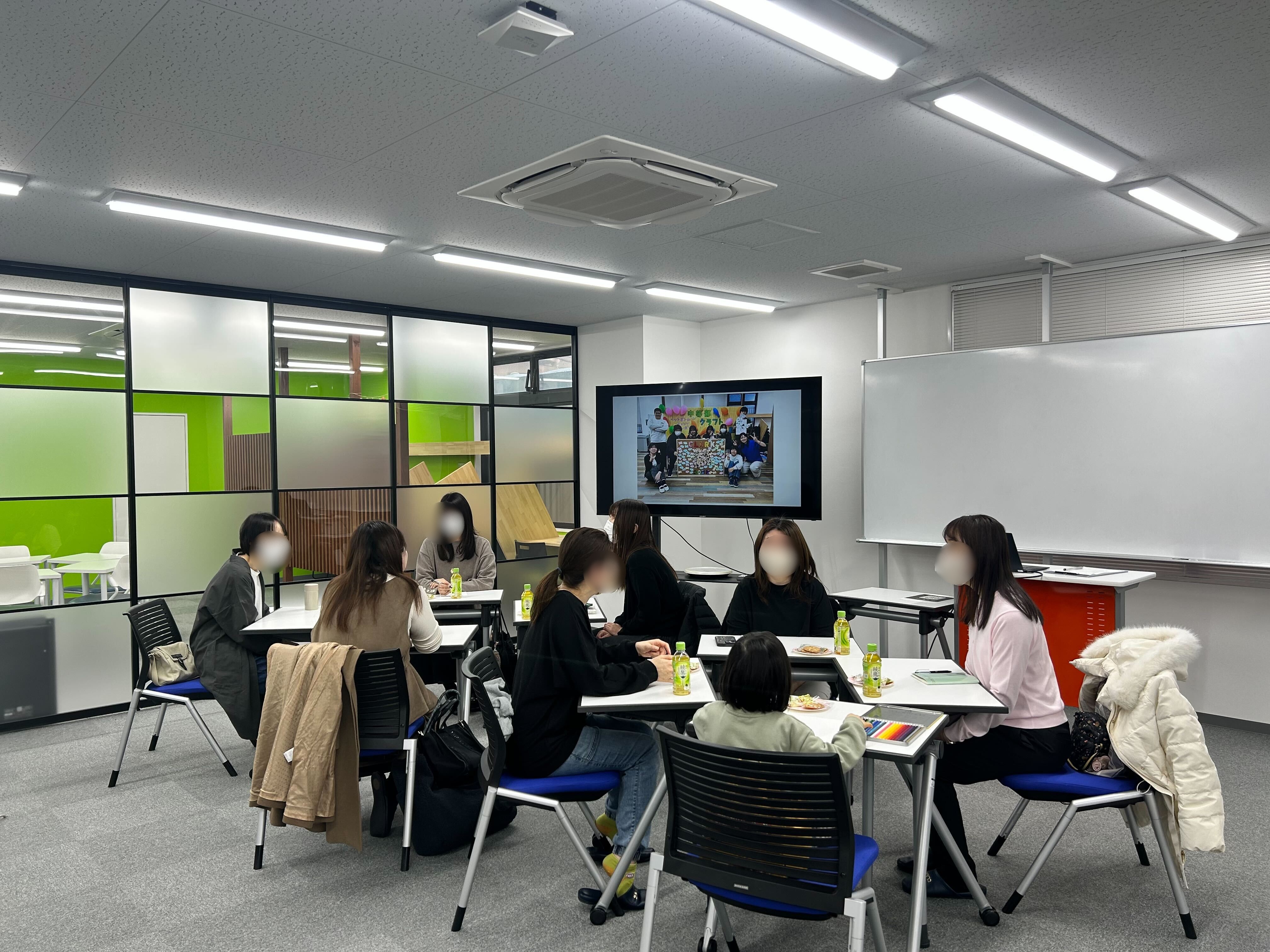 埼玉県所沢市にあるフリースクール、クラーク国際中等部所沢キャンパスで行った保護者懇談会（親カフェ）の様子