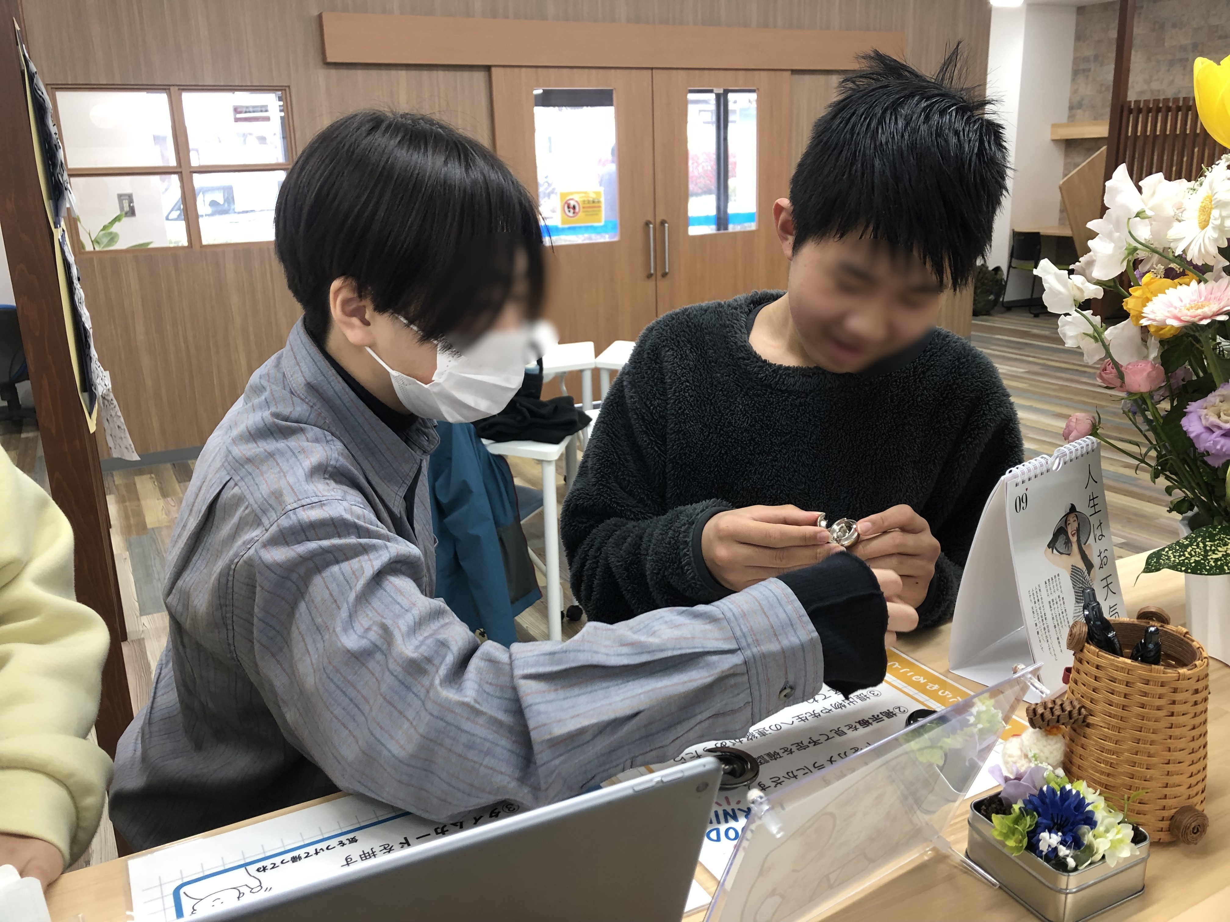 埼玉県所沢市にあるフリースクール、クラーク国際中等部所沢キャンパスの休み時間の様子。知恵の輪で遊ぶ生徒たち。