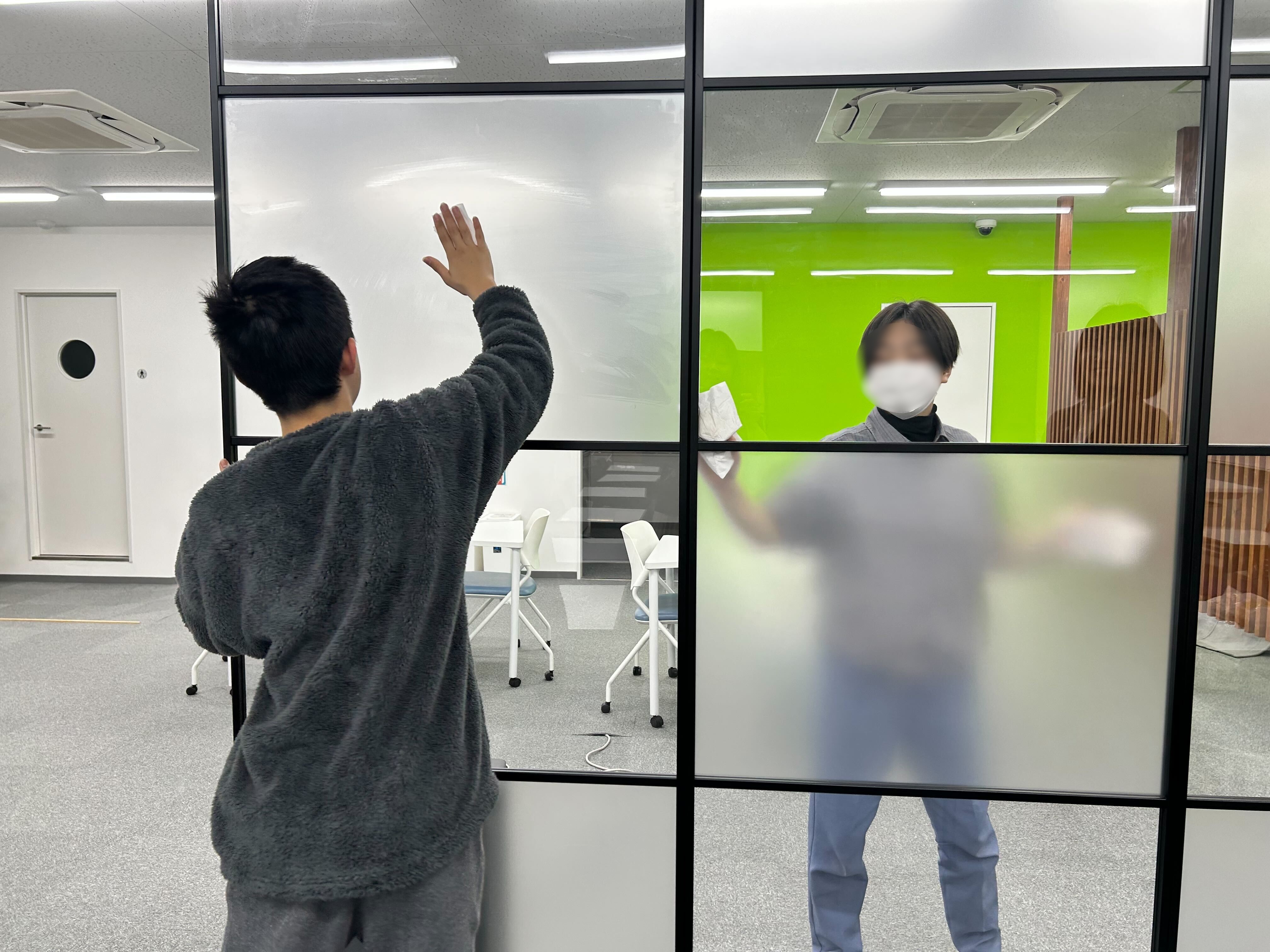 埼玉県所沢市にあるフリースクール、クラーク国際中等部所沢キャンパスで行った大掃除の様子