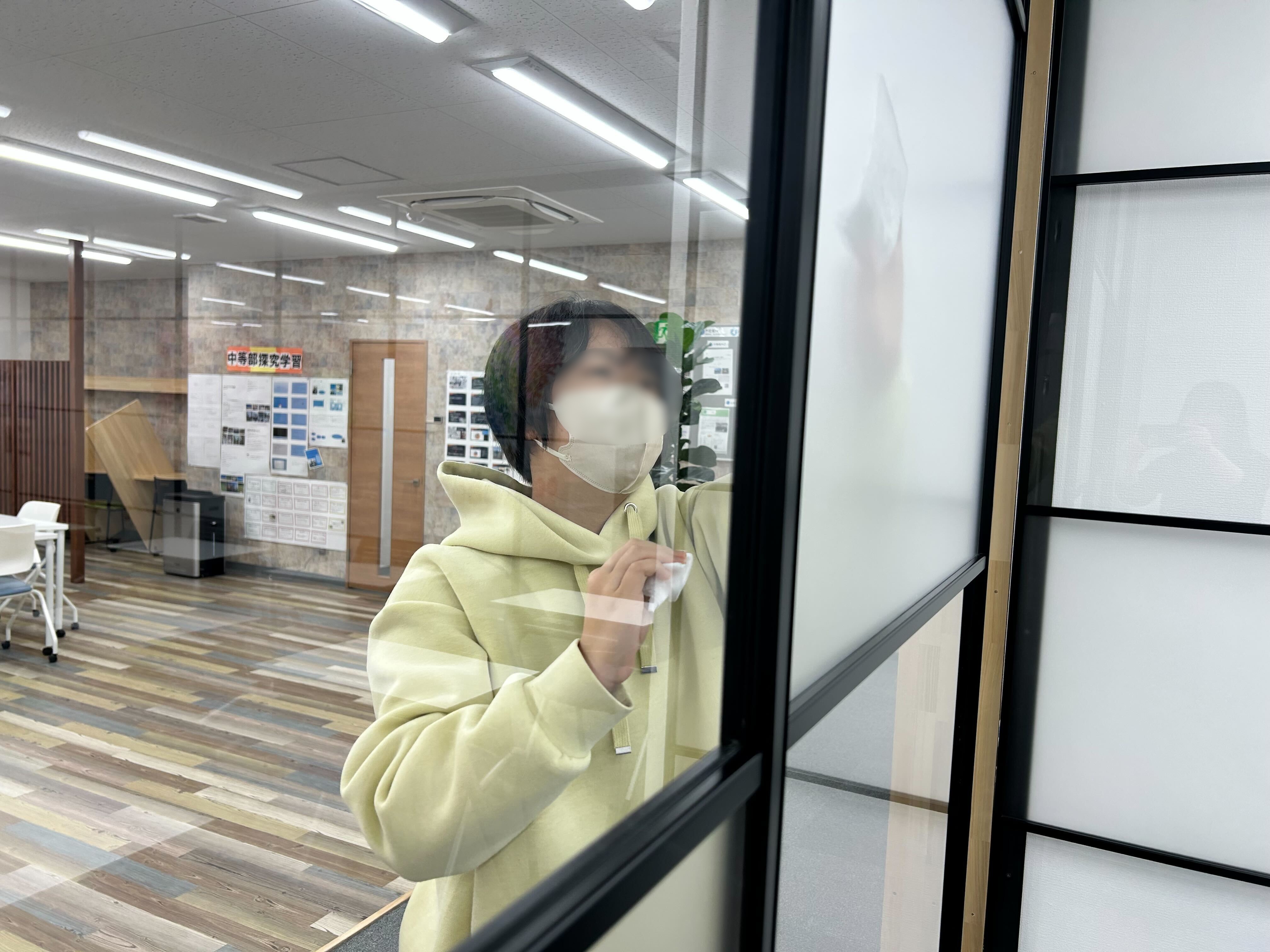 埼玉県所沢市にあるフリースクール、クラーク国際中等部所沢キャンパスで行った大掃除の様子