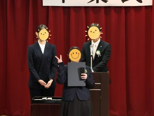 兵庫県にあるフリースクール、クラーク国際中等部芦屋キャンパスの卒業式の様子