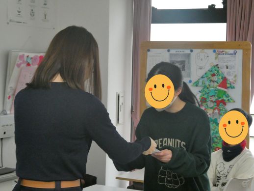 兵庫県にあるフリースクール、クラーク国際中等部芦屋キャンパスの全校集会の様子