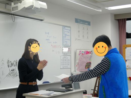 兵庫県にあるフリースクール、クラーク国際中等部芦屋キャンパスの全校集会の様子